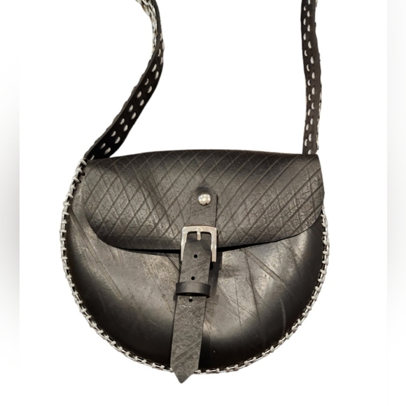 Upcycled Black Vegan Leather Purse with Silver Metal Hardware using Soda Tabs - Picture 3 of 10